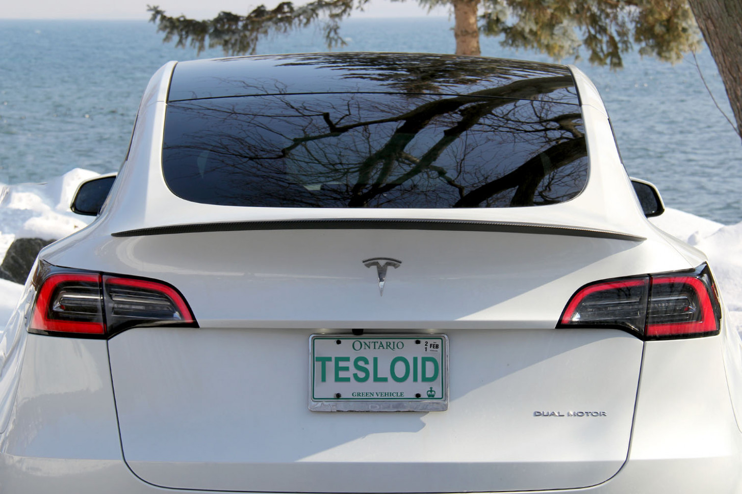 Exterior tesla model y rear spoiler