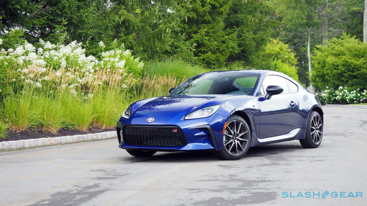 Picture 2023 sport cars under 30k